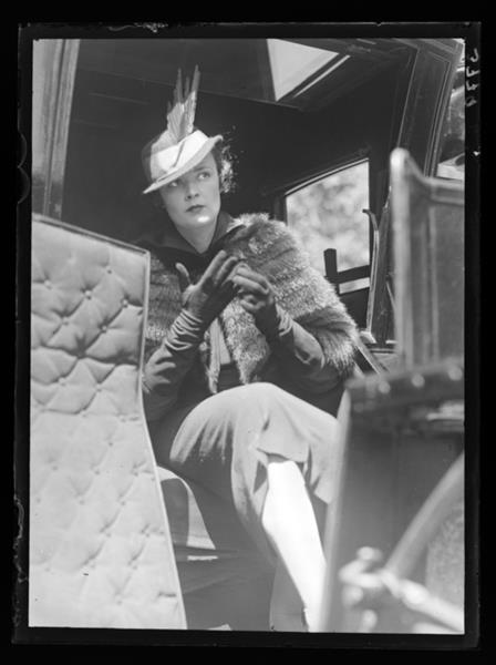 Carola Kip in hansom cab, New York, 1934 - Martin Munkácsi