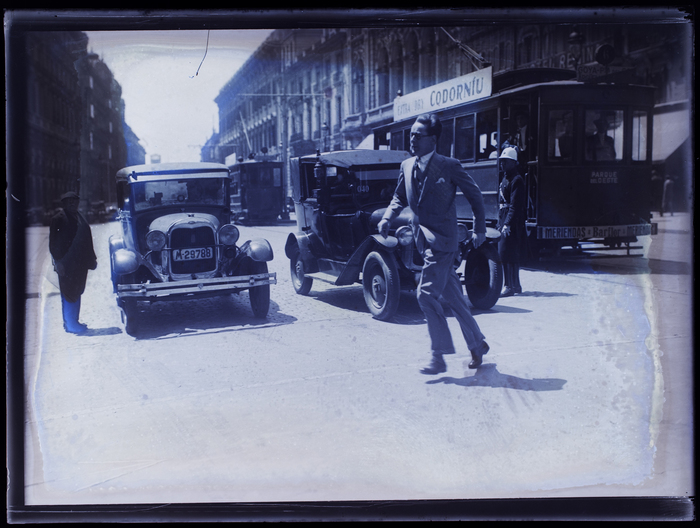 Man running across traffic, Seville, 1932 - Martin Munkácsi