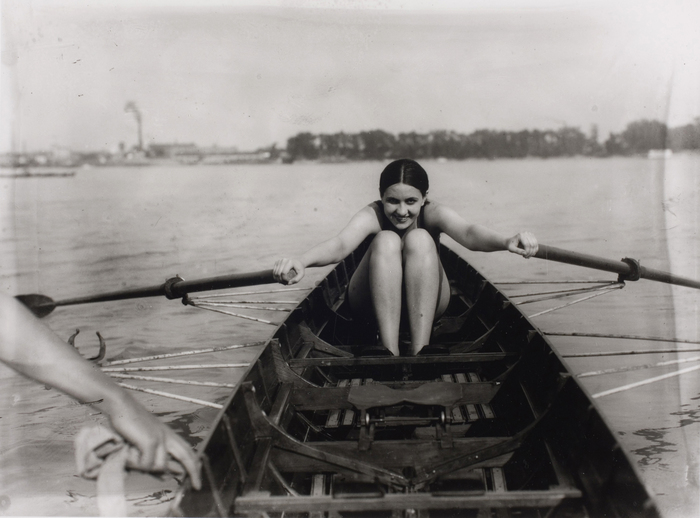 Woman in Rowboat, 1928 - Martin Munkácsi