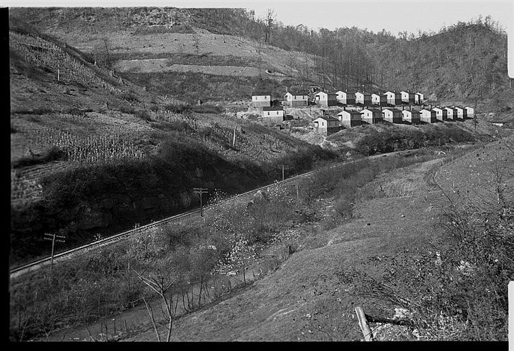Coal company town in Jenkins, 1935 - Ben Shahn