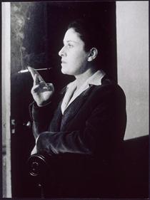 Dora Maar avec un fume-cigarette, dans son salon, rue de Savoie, Paris - Brassaï