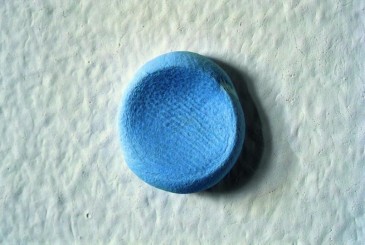 Work No. 79 (Some Blu-Tack kneaded, rolled into a ball, and depressed against a wall), 1993 - 马丁·克里德