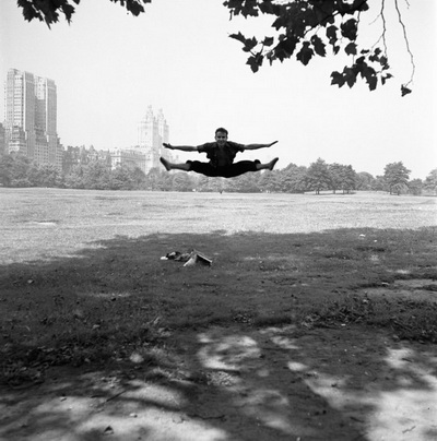New York (Man Doing Splits in Midair), 1955 - Вівіан Маєр
