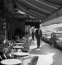 Paris, France (Man Walking, Outdoor Street Cafe) - Вивиан Майер